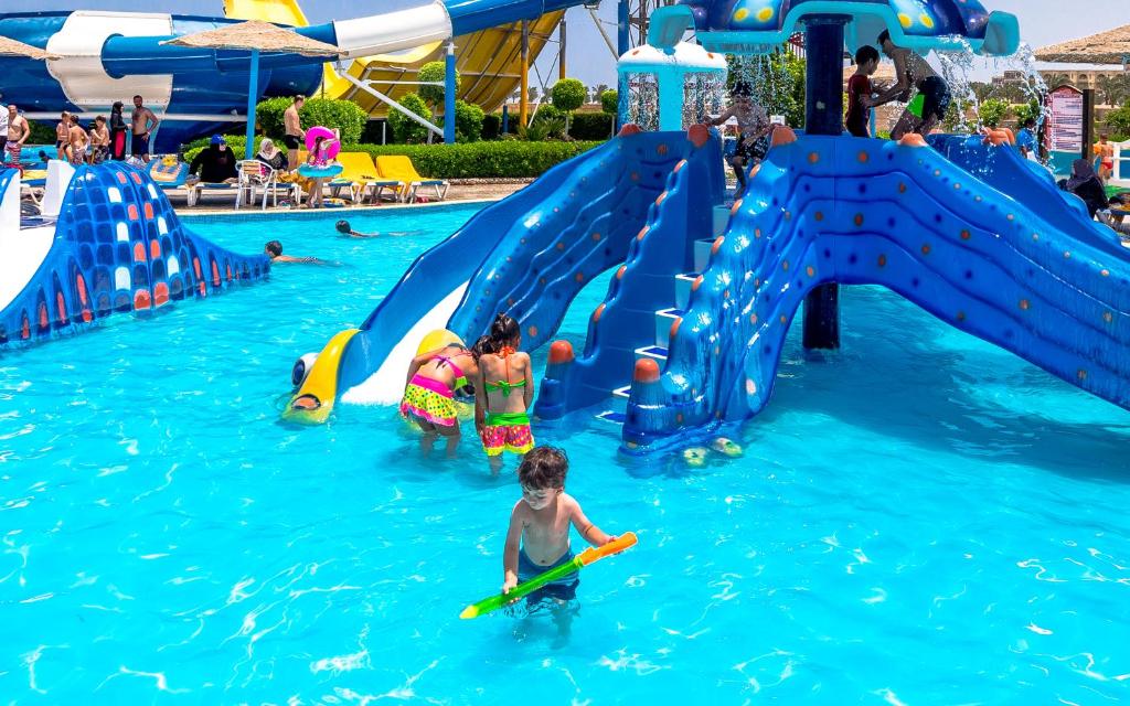 Hawaii Caesar Palace Aqua Park - Image 9